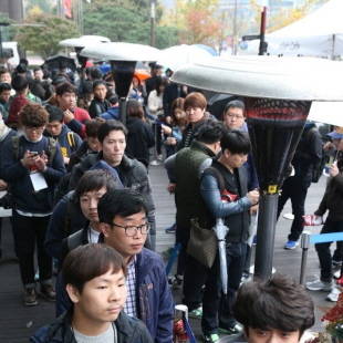 아이폰6가 단통법 환경에 소비심리를 개선하고, 단통법 효과에 대한 불만을 불식시키는 데 키워드로 작용하고 있는 것으로 풀이된다. 사진은 31일 아이폰6 구입을 위해 아침 이른 시간에도 줄을 선 소비자들의 모습. ⓒ KT
