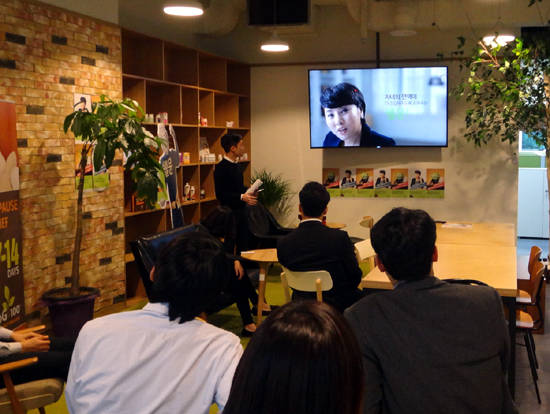 내츄럴엔도텍 관계자가 25일 판교 사옥에서 기업설명회(IR)를 진행하며 자사 신제품을 소개하고 있다. ⓒ 코스닥협회