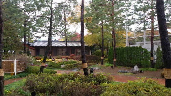 메이필드 호텔 산책로. 뒷편으로 지난 2007년 서울시가 지정한 자랑스러운 한국 음식점으로 선정된 '봉래헌'이 보인다. = 전지현 기자