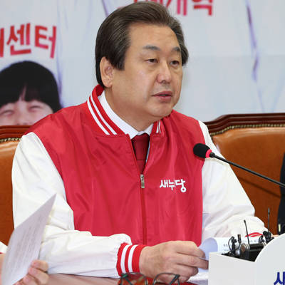 김무성 새누리당 대표가 14일 서울 여의도 국회에서 열린 최고위원회의에서 20대 총선 5대 핵심공약을 발표하고 있다. 김 대표는 지난달 24일 최고중진연석회의를 시작으로 공개석상에서 침묵을 이어왔다. ⓒ뉴스1