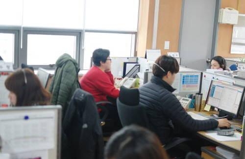 한국이지론 직원들의 전화·온라인 상담 모습. ⓒ 프라임경제