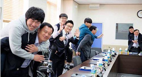 '2016 숙련기술전수 멘토링 만남의 장'에 참여한 멘토와 멘티들이 서로를 업어주며 마음을 여는 시간을 갖고 있다. ⓒ 한국산업인력공단