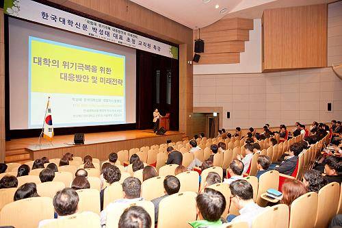 박성태 한국대학신문 대표가 서울과기대 교직원을 대상으로 국립대 위기극복 강연을 하고 있다. ⓒ 서울과학기술대학교