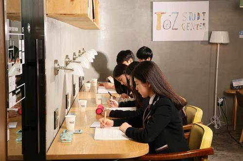 고등학생 과반수 이상은 어버이날을 맞아 부모님께 드리고 싶은 선물 1위로 '전교 1등 성적표'를 꼽았다. ⓒ 토즈