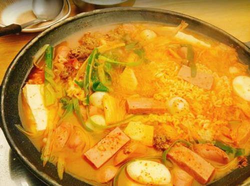 먹음직스럽게 끓고 있는 부대찌개. 무조건 라면사리는 기본이자 필수다. = 하영인 기자