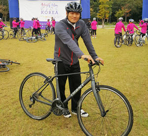 필자는 자전거를 타고 4대강과 단풍을 구경하기 위해 'Actually, I Can Ride Korea'행사에 참여했다. = 김경태 기자