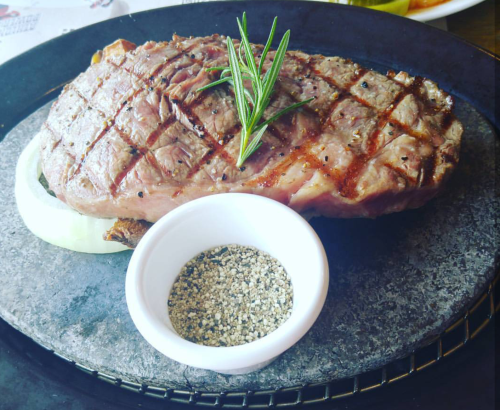 먹음직스러운 스테이크. 사실 스테이크는 맛보다 비주얼이 더 뛰어나다. = 하영인 기자