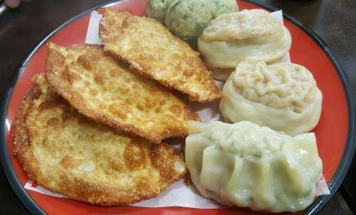 교자는 당나라 때 생긴 것으로 '혼돈(餛飩)'이라고 했다. 교자는 익히는 방법에 따라 물에 삶으면 물만두, 맑은장국에 끓이면 장국만두, 쪄내면 찐만두, 냄비에 기름을 두르고 지지면 군만두가 된다. = 하영인 기자