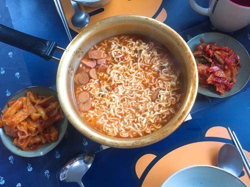 먹음직한 비주얼의 라면. 여럿이 젓가락 대결을 펼치며 먹어야 더 맛있다. = 하영인 기자