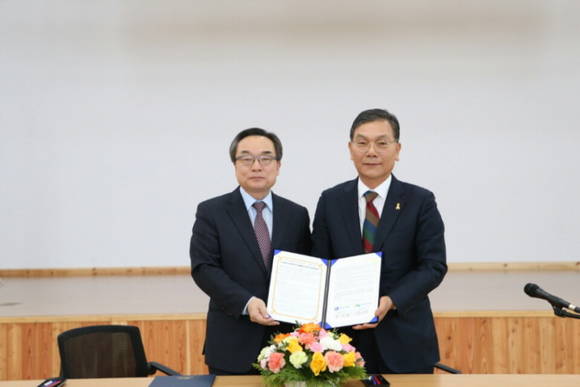 윤영균 한국산림복지진흥원장과 장만채 전남도교육감(우측)의 협약식 장면. ⓒ전남도교육청