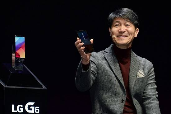 LG G6는 출시 초 국내 시장점유율 1위를 달성하며 돌풍을 이끌었지만, 경쟁작이 공개되자마자 점유율이 급락하고 있다. ⓒ LG전자