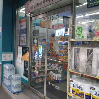 사진은 한 GS25편의점의 어지러운 외관 진열 상태다. GS리테일의 실적 부진 혼란과 복잡한 속사정을 반영하는 듯하다. = 임혜현 기자