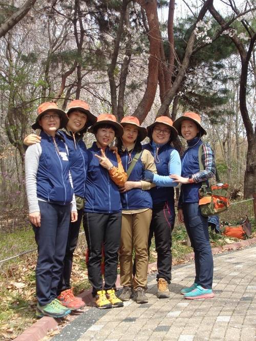 숲으로 임직원들이 숲 체험 프로그램을 진행하는 한밭수목원에서 기념촬영을 하고 있다. ⓒ 숲으로