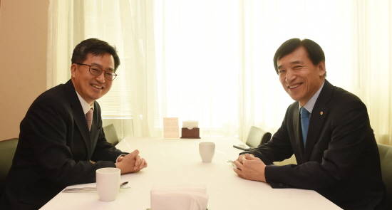 김동연 경제부총리와 이주열 한국은행 총재가 5일 오찬회동을 갖고 대화를 나누고 있다. ⓒ 한국은행