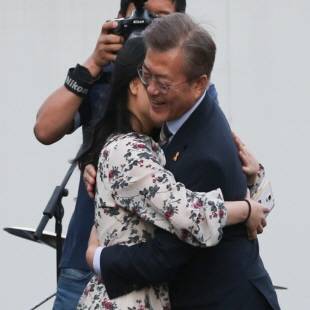 청년 실업과 일자리, 소비 문제 등에서 긍정적 조짐이 있으나 확실한 활력 공급 필요 때문에 추경을 편성해야 한다는 위기론이 여전히 존재한다. 사진은 청년 지지자와 프리허그 중인 문재인 대통령. ⓒ 뉴스1