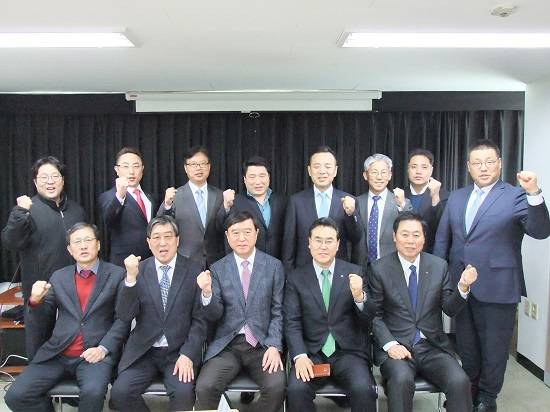 14일 한국HR서비스산업협회 임원들이 제13대 집행부 출범을 기념하며 파이팅을 외치고 있다. ⓒ 한국HR서비스산업협회