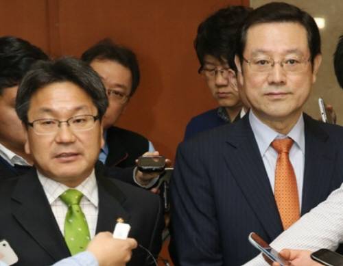 '강기정 대 이용섭' 두 인물의 갈등이 광주시장 선거전을 혼탁하게 만들며 파국으로 치닫고 있다. 사진은 2013년 4월, 당 대표 경선 상황에서 강기정(왼쪽)-이용섭 두 정치인이 나란히 단일화를 통합 협력 방침을 밝히고 함께 취재진의 질문을 받는 모습. ⓒ 뉴스1