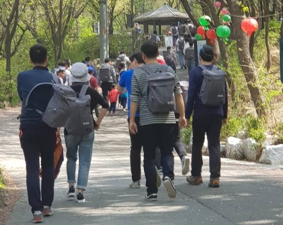 제일비엠시와 제일과동행 소속 장애인, 비장애인 근로자가 산행을 즐기고 있다.ⓒ 프라임경제