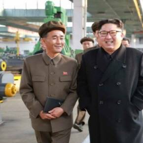 공장 시찰 중인 김정은 북한 국무위원장. ⓒ 뉴스1