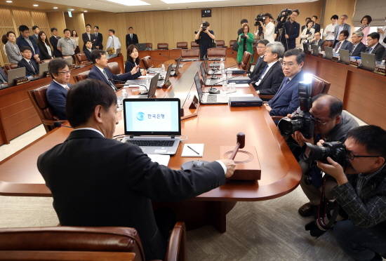 이주열 한국은행 총재가 24일 오전 서울 중구 한국은행 삼성본관 17층 회의실에서 열린 금융통화위원회(금통위) 본회의를 주재하고 있다. ⓒ 뉴스1