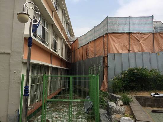 대구 남산초등학교 1학년 교실 건물은 남산 2-2구역 재개발 공사장과 이격거리가 거의 없다시피 할 정도로 맞닿아 있다. ⓒ 대구 남산초등학교 학부모