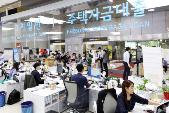 가계부채가 1500조원 턱끝까지 차올랐다. 서울의 한 은행에서 직원들이 업무를 보고 있다. ⓒ 뉴스1
