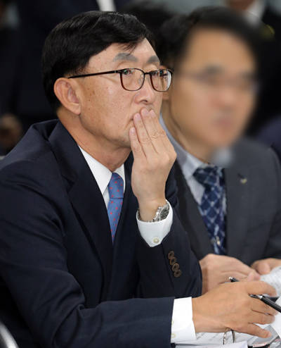 안효준 기금운용본부장이 23일 오전 전북 전주시 국민연금공단에서 열린 국회 보건복지위의 국민연금공단에 대한 국정감사에서 의원의 질의를 듣고 있다. 안 본부장은 이달 8일 임명됐다.ⓒ 뉴스1