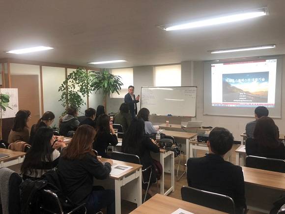 김광순 디맨드 대표가 '직장내 스트레스와 대응기술'을 주제로 교육을 진행하고 있다. = 박지혜 기자