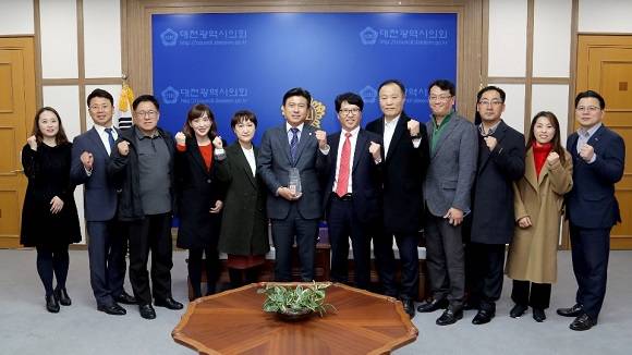 지난 3일 대전광역시컨택센터협회가 개최한 컨택센터 발전방향에 대한 간담회에 참석한 관계자들이 기념촬영을 하고 있다. ⓒ 대전광역시컨택센터협회
