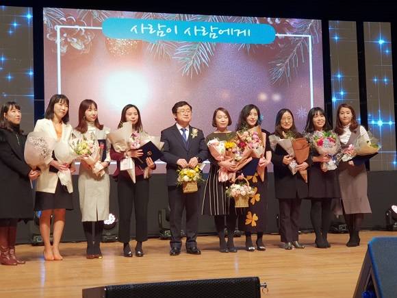 성승모 부산시컨택센터협의회장과 수상자들이 기념촬영을 하고 있다. = 김상준 기자