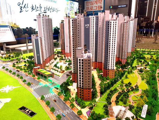 '일산자이 3차'는 전용면적 59~100㎡ 아파트 1333세대가 공급된다. 사진은 견본주택 내 마련된 조성 모형. = 장귀용 기자