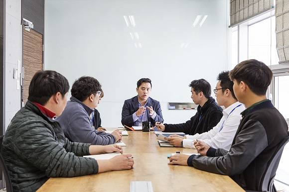 김태준 올트 대표는 사람들의 이야기에 귀 기울이고 사업 현장에서 길을 찾는다. ⓒ IBK창공