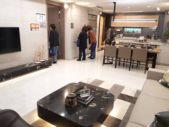 84㎡타입은 주방과 거실을 일체화 해 공동주거공간을 넓게 확보했다. 거실이나 부엌에서 생활하는 시간이 긴 중장년 층에게 맞춤형 설계라는 평가다. = 장귀용 기자