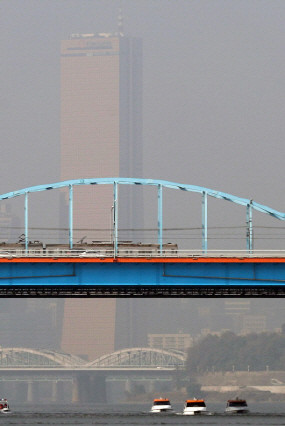 한강을 운항 중인 수상택시. 외국과 같은 수상교통 역할을 위해서는 연계교통 개발 등 적극적 지원 모색이 필요하다는 지적이 나온다. ⓒ 연합뉴스
