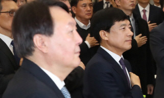 윤석열 검찰총장과 이성윤 서울중앙지검장 사이 갈등이 채널A 문제로 다시 불거진 가운데 그 틈을 민경욱 의원이 파고 들었다는 풀이가 나온다. ⓒ 연합뉴스