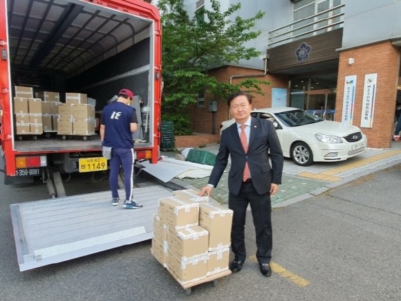 민경욱 미래통합당 의원이 자신의 신청에 따라 법원으로 이송되는 투표함 등 옆에서 기념촬영을 하고 있다. ⓒ 민경욱 의원 SNS