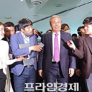 김종인 미래통합당 비상대책위원장이 기자들에게 둘러싸여 질문을 받고 있는 모습. ⓒ 프라임경제