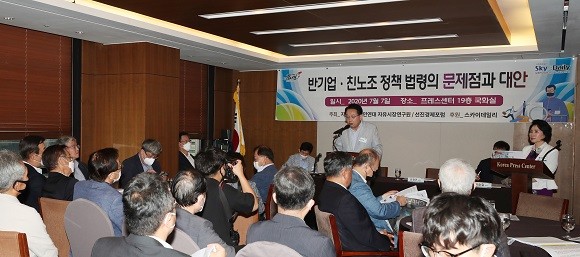 자유민주시민연대 산하 연구기관 자유시장연구원(자시원 원장·오정근)이 스카이데일리 후원 하에 지난 7일 프레스센터에서 창립기념 세미나를 개최했다. 사진은 민경두 대표가 인사말을 하고 있는 모습. ⓒ 자유시장연구원