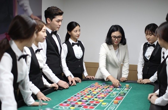 광운대 정보과학교육원 호텔카지노딜러를 꿈꾸는 수험생을 대상으로 입학상담을 진행하고 있다. ⓒ 광운대 정보과학교육원