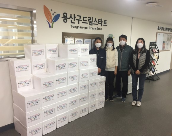 용산청소년문화의집이 '꿈나무텃밭' 프로그램과 연계해 취약계층에게 사랑의 김장김치를 전달하고 기념사진을 찍고 있다. ⓒ 용산구시설관리공단
