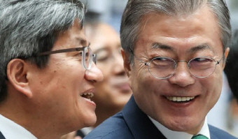 안철수 국민의당 대표가 김명수 대법원장을 강력히 비판했다. 사진은 김 대법원장(왼쪽)이 문재인 대통령(오른쪽)과 대화하는 장면. ⓒ 연합뉴스
