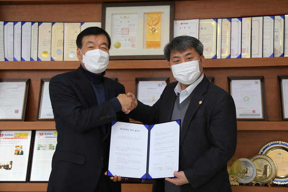 유찬선 한국미래환경협회 회장(왼쪽)과 조응태 나들이 대표(오른쪽)가 2050 탄소중립 업무 협약을 맺고 악수하고 있다. ⓒ 한국미래환경협회
