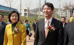 2008년 세종시의 한 행사장에서 같이 찍힌 박영선 민주당 서울시장 후보와 오세훈 국민의힘 서울시장 후보 모습. ⓒ 연합뉴스