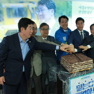 박재호 더불어민주당 의원이 지난 2018년 지방선거 당시 남구청장 선거에 나선 박재범 당시 후보 출정식에 함께 한 모습. 지금은 남구청장이 된 박 당시 후보는 파란 자켓을 입고 있고 박 의원은 사진 가장 왼쪽에 서 있다. ⓒ 박재범 후보 선거사무소