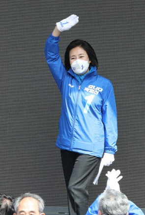 박영선 더불어민주당 서울시장 후보가 시민들에게 손을 흔들고 있다. ⓒ 연합뉴스