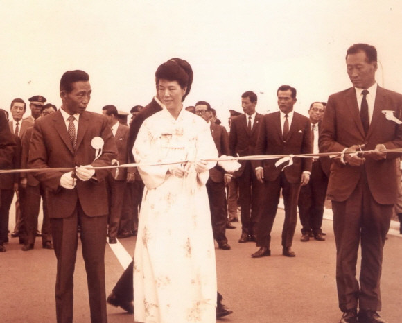 고 박정희 대통령의 경부고속도로 구상은 한국 경제의 대동맥으로 평가된다. 1969년 연말 서울~대전 구간이 완성됐고 최종 공정은 1970년 7월7일 종료됐다. 기념 테이프를 끊는 자리에 고 육영수 여사(가운데)와 고 정주영 현대그룹 창업회장(오른쪽 끝)이 함께 보인다. ⓒ 연합뉴스)