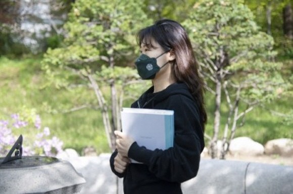 이화여대에서는 학생들에게 학교 상징색으로 제작한 마스크를 나눠준다고 밝혔다. ⓒ 이화여대