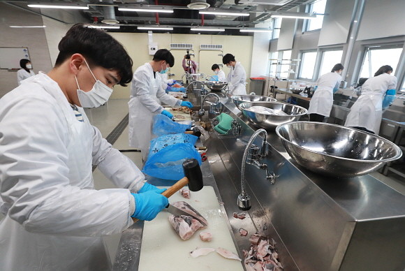 부산식약청 시험분석센터에서 일본산 수입 수산물에 대해 방사능 검사를 하고 있는 모습. © 연합뉴스