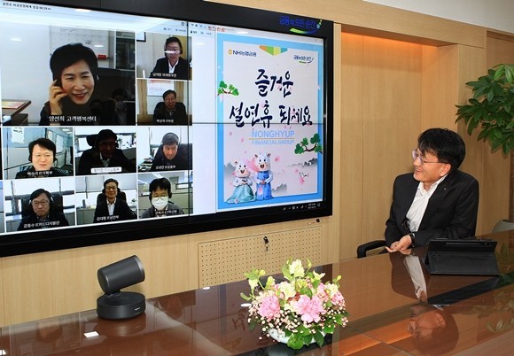 손병환 NH농협금융지주 회장이 등극한 이래 기강 해이 논란이 일고 있다. 사진은 설 연휴 거래량 집중 등 비상상황 발생 가능성에 대비해 손 회장이 직접 계열사 IT부문과 콜센터 운영 상황을 챙기고 직원들을 격려하는 모습. ⓒ NH농협금융