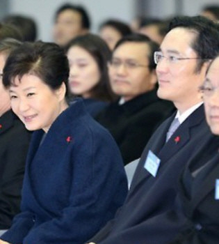 2015년 삼성바이오로직스 송도3공장 현장에 모습을 드러낸 박근혜 당시 대통령과 이재용 삼성전자 부회장. ⓒ 연합뉴스